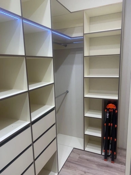 Угловая гардеробная с открытыми секциями МАГ МЕБЕЛЬ