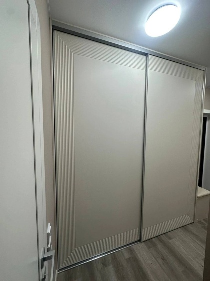 Белый встроенный шкаф-купе с рельефными фасадами МАГ МЕБЕЛЬ