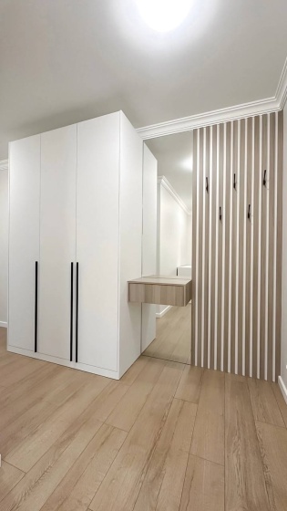 Современная прихожая с белым шкафом и рейками МАГ МЕБЕЛЬ