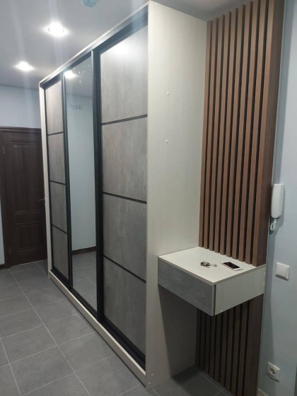 Прихожая с шкафом-купе и бетонными фасадами МАГ МЕБЕЛЬ