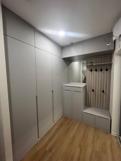 Угловая прихожая с высоким шкафом и зоной для сидения МАГ МЕБЕЛЬ