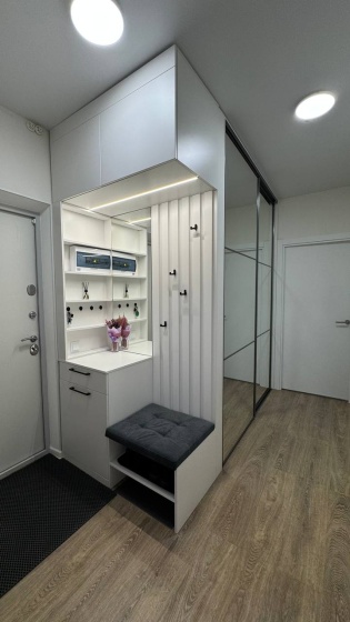 Современная компактная прихожая с мягкой скамьей и подсветкой МАГ МЕБЕЛЬ