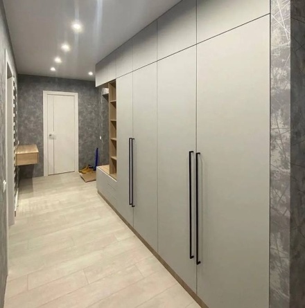 Современная прихожая с полноразмерным шкафом и зоной хранения МАГ МЕБЕЛЬ