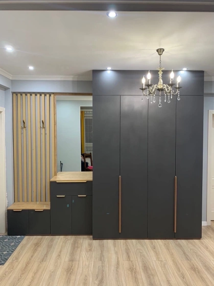 Прихожая с высоким шкафом и сиденьем в современном стиле МАГ МЕБЕЛЬ