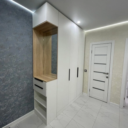 Современная прихожая-гардероб с нишей и зеркалом МАГ МЕБЕЛЬ