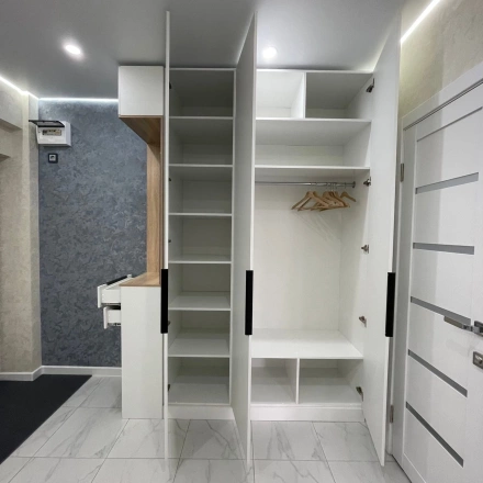 Современная прихожая-гардероб с нишей и зеркалом МАГ МЕБЕЛЬ