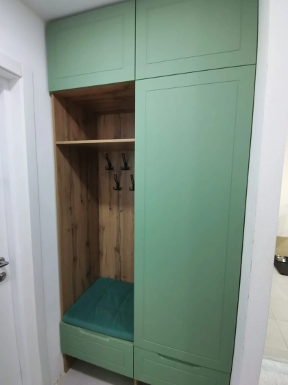 Угловая прихожая с мягким сиденьем и шкафом МАГ МЕБЕЛЬ