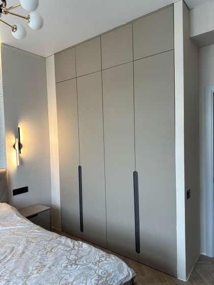 Высокий распашной шкаф встраиваемый в нишу с вертикальными ручками МАГ МЕБЕЛЬ