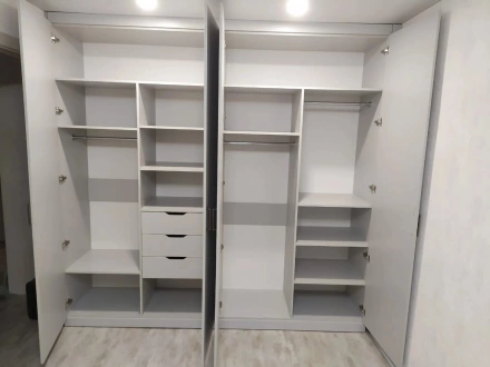 Вместительный распашной шкаф во всю стену с минималистичными фасадами МАГ МЕБЕЛЬ