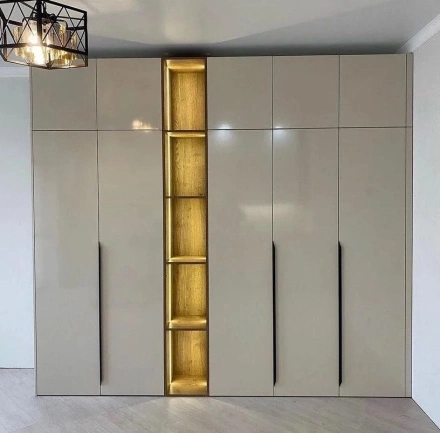 Распашной шкаф с центральной нишей и подсветкой МАГ МЕБЕЛЬ