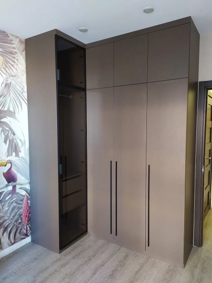 Угловой распашной шкаф с матовыми фасадами и витриной МАГ МЕБЕЛЬ