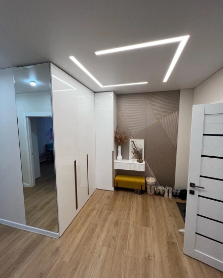 Угловой распашной шкаф с глянцевыми фасадами и золотистыми ручками МАГ МЕБЕЛЬ