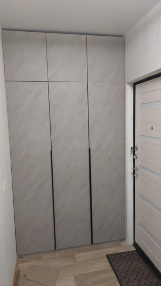 Встраиваемый распашной шкаф-прихожая в светлом бетоне МАГ МЕБЕЛЬ