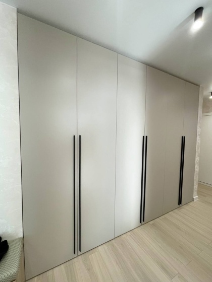 Прямой распашной шкаф с матовыми фасадами и вертикальными ручками МАГ МЕБЕЛЬ