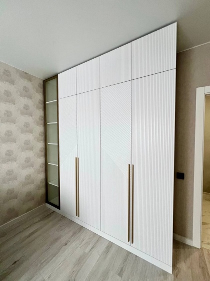 Белый распашной шкаф с рифлёными фасадами и витриной МАГ МЕБЕЛЬ