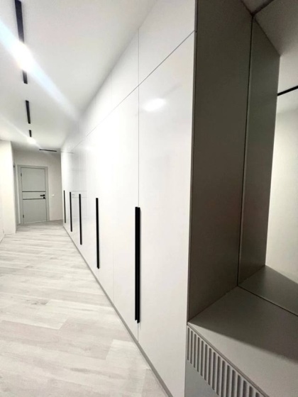 Белый распашной шкаф в коридор с модулем-прихожей МАГ МЕБЕЛЬ