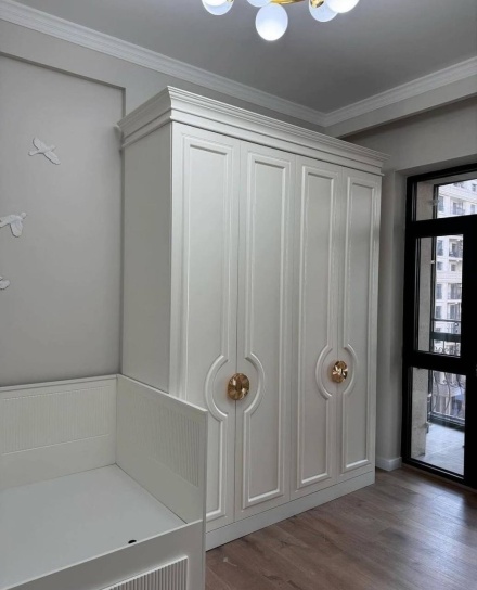 Белый распашной шкаф с декоративными фасадами и золотой фурнитурой МАГ МЕБЕЛЬ