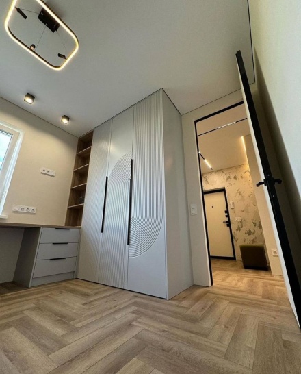 Распашной шкаф с декоративными фасадами и открытыми стеллажами МАГ МЕБЕЛЬ