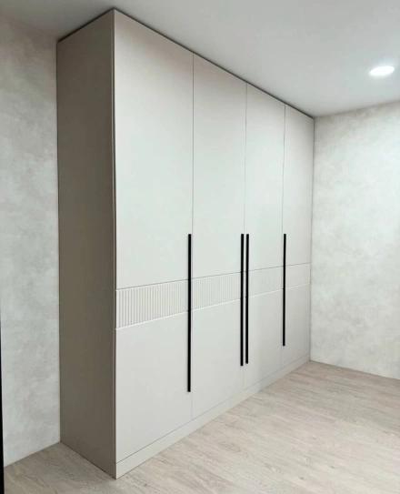 Распашной шкаф с вертикальными рейлингами и рельефной вставкой МАГ МЕБЕЛЬ