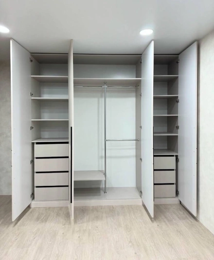 Белый распашной шкаф с рифлёным декором и длинными чёрными ручками МАГ МЕБЕЛЬ