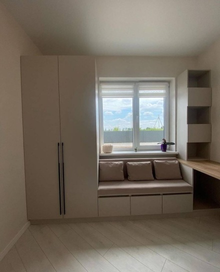 Распашной шкаф с оконным сиденьем и нижними модулями хранения МАГ МЕБЕЛЬ