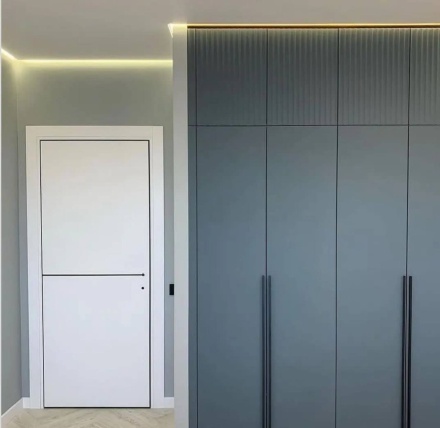 Распашной шкаф с матовыми фасадами и деревянным интерьером МАГ МЕБЕЛЬ