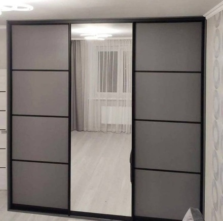 Шкаф-купе с зеркальной центральной дверью и серыми панелями МАГ МЕБЕЛЬ