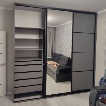 Шкаф-купе с зеркальной центральной дверью и серыми панелями МАГ МЕБЕЛЬ