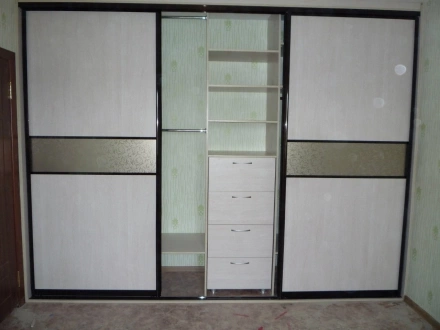 Шкаф-купе с комбинированными фасадами и внутренними ящиками МАГ МЕБЕЛЬ