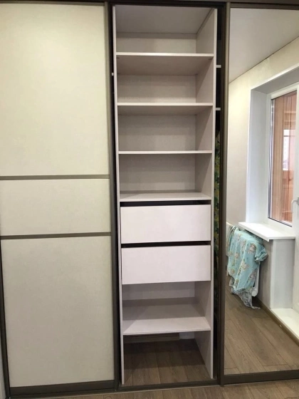 Шкаф-купе с зеркальной центральной дверью и светлыми панелями МАГ МЕБЕЛЬ