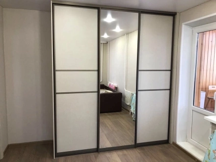 Шкаф-купе с зеркальной центральной дверью и светлыми панелями МАГ МЕБЕЛЬ