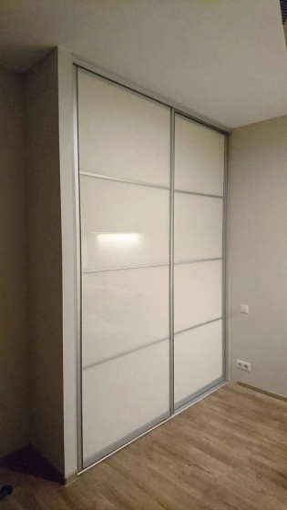 Встроенный белый шкаф-купе с матовыми фасадами МАГ МЕБЕЛЬ