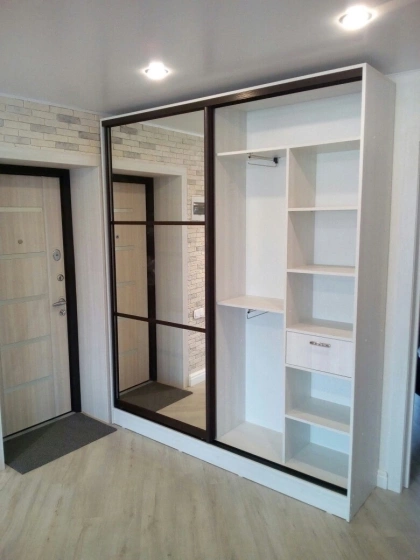 Шкаф-купе с зеркальными фасадами и открытой прихожей МАГ МЕБЕЛЬ