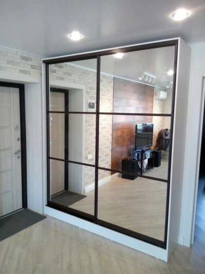 Шкаф-купе с зеркальными фасадами и открытой прихожей МАГ МЕБЕЛЬ