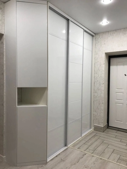 Белый угловой шкаф-купе с глухими фасадами и нишами МАГ МЕБЕЛЬ