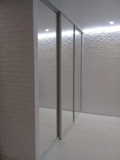 Белый встроенный шкаф-купе с зеркальными фасадами МАГ МЕБЕЛЬ