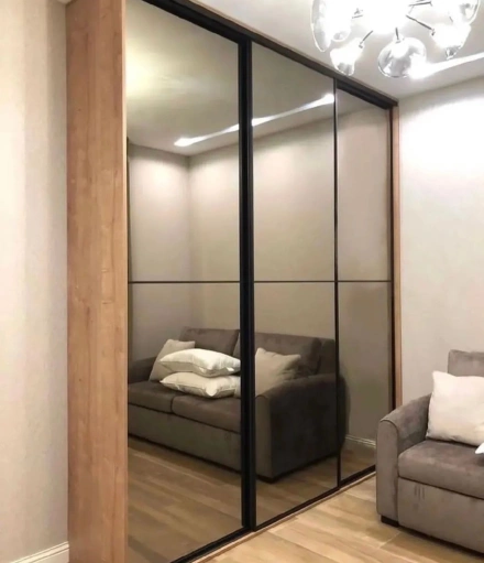 Шкаф-купе с зеркальными фасадами и открытыми модулями МАГ МЕБЕЛЬ