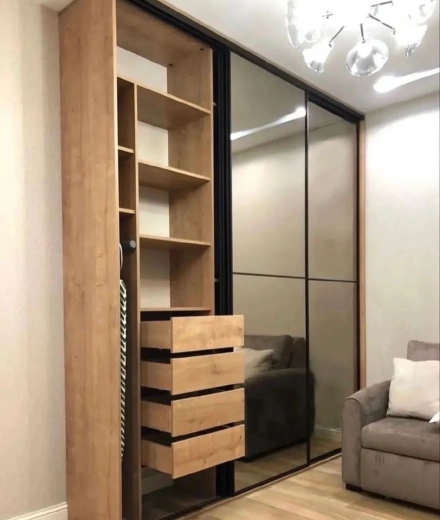 Шкаф-купе с зеркальными фасадами и открытыми модулями МАГ МЕБЕЛЬ