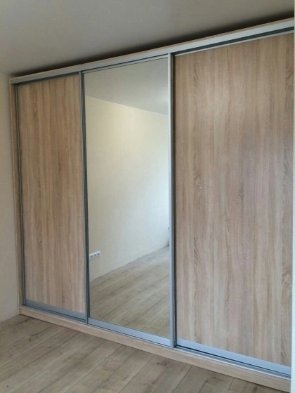 Шкаф-купе с зеркальной дверью и светлым древесным декором МАГ МЕБЕЛЬ