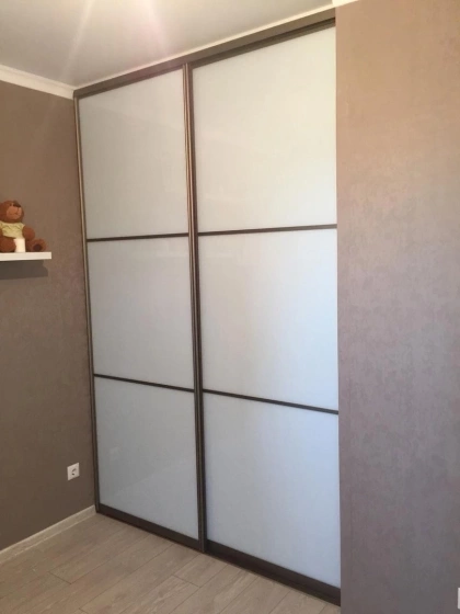 Угловой шкаф-купе с белыми матовыми фасадами МАГ МЕБЕЛЬ