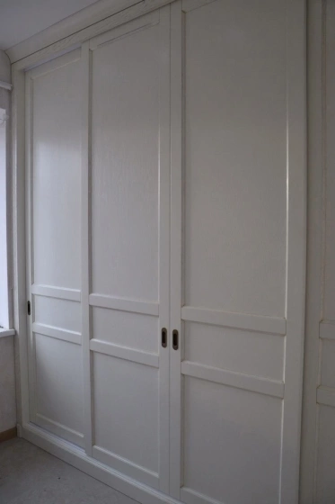 Белый встроенный шкаф-купе с распашной внутренней системой хранения МАГ МЕБЕЛЬ