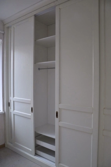 Белый встроенный шкаф-купе с распашной внутренней системой хранения МАГ МЕБЕЛЬ