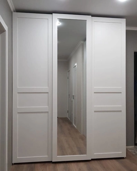 Белый шкаф-купе с зеркальной дверью и открытыми секциями МАГ МЕБЕЛЬ