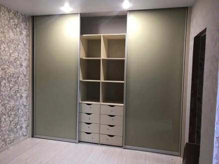 Встроенный трехдверный шкаф-купе с открытым центральным модулем МАГ МЕБЕЛЬ