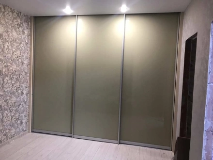 Встроенный трехдверный шкаф-купе с открытым центральным модулем МАГ МЕБЕЛЬ