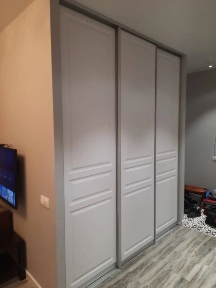 Белый трёхдверный шкаф-купе с филёнчатыми фасадами МАГ МЕБЕЛЬ