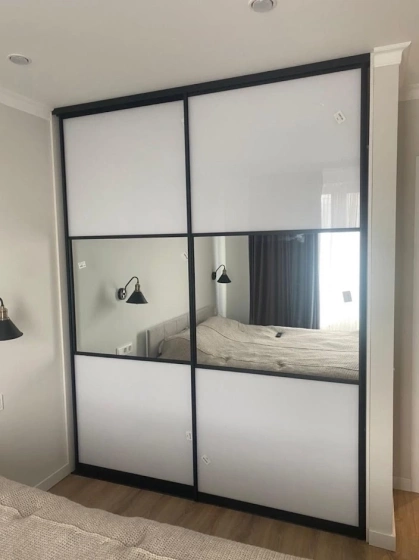 Шкаф-купе с комбинированными фасадами и зеркальной вставкой МАГ МЕБЕЛЬ