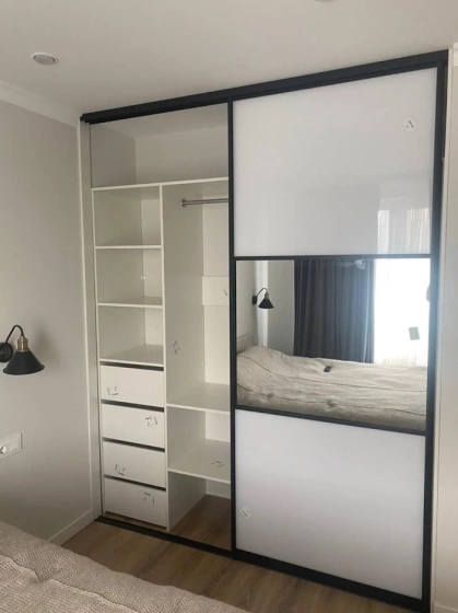 Шкаф-купе с комбинированными фасадами и зеркальной вставкой МАГ МЕБЕЛЬ