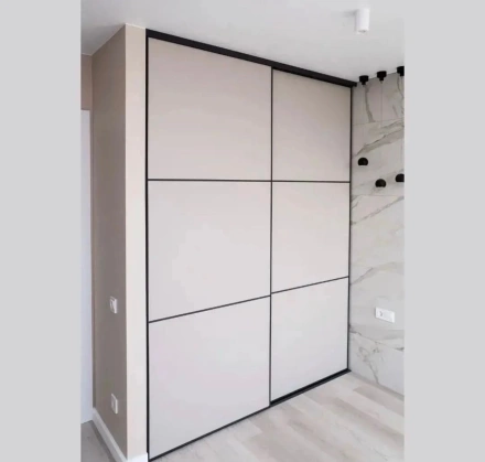 Встроенный шкаф-купе с матовыми фасадами и черным кантом МАГ МЕБЕЛЬ