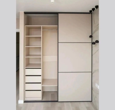 Встроенный шкаф-купе с матовыми фасадами и черным кантом МАГ МЕБЕЛЬ